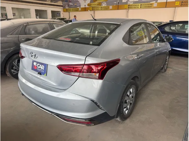 Car image 4
