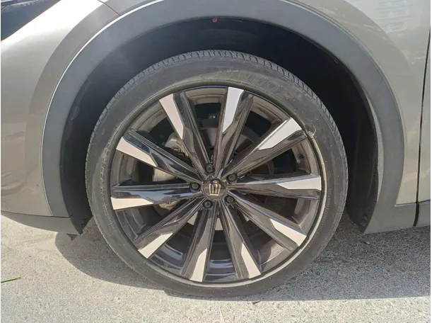 Car image 9