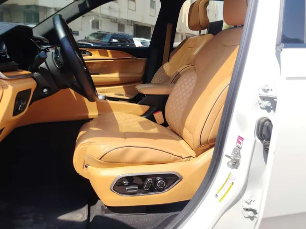 Car image 12