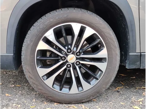 Car image 10