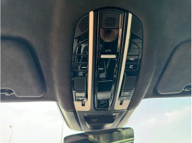 Car image 27