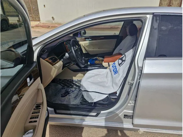 Car image 12