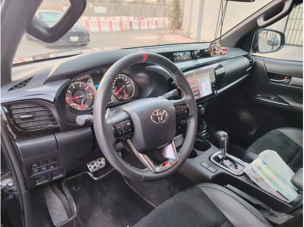 Car image 14