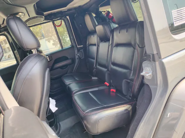 Car image 17