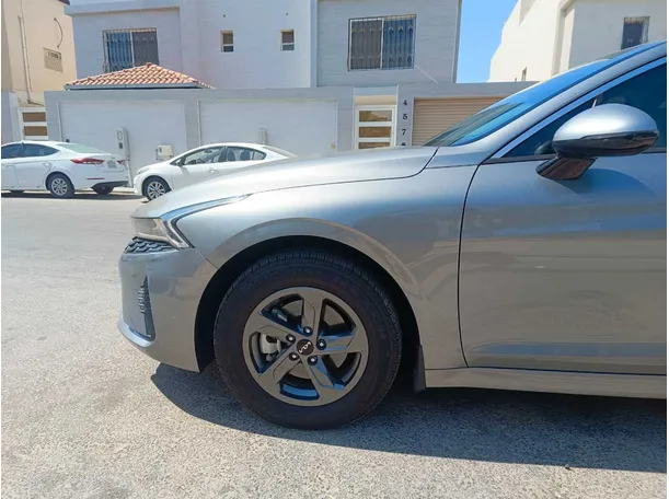Car image 9