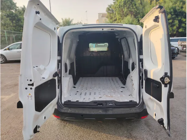 Car image 16