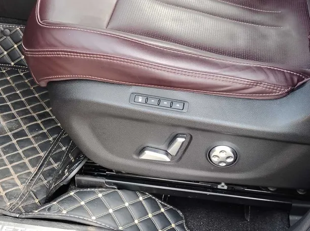 Car image 28