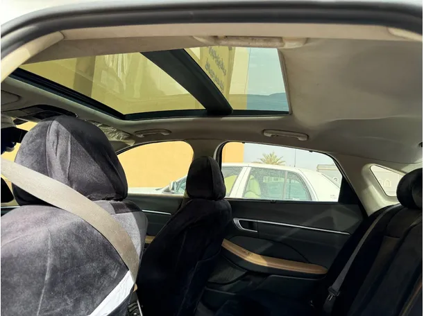 Car image 13