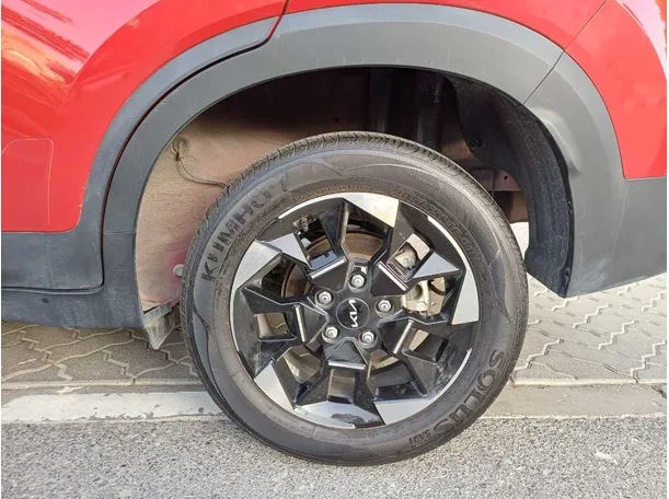 Car image 9