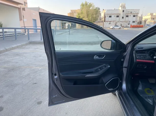 Car image 10