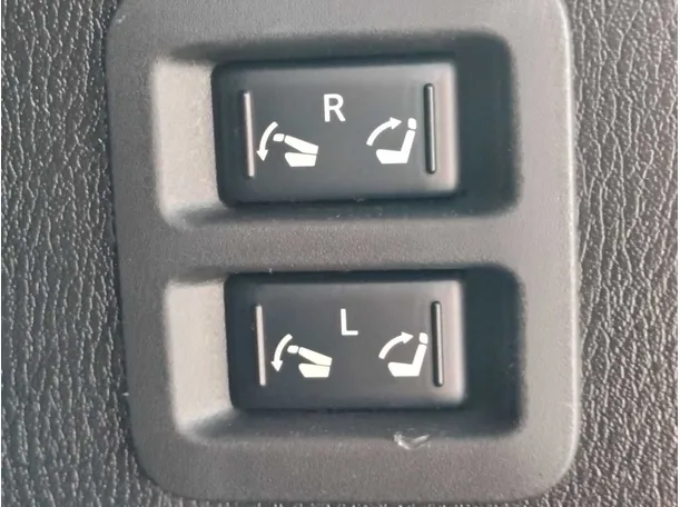 Car image 34