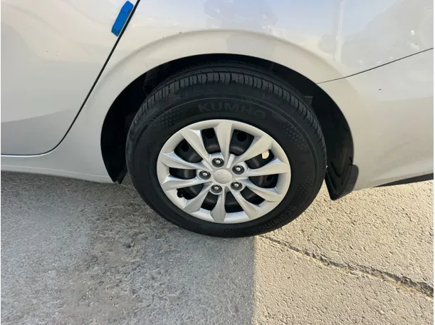 Car image 9