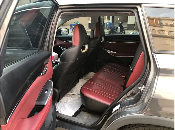Car image 14
