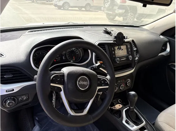 Car image 13