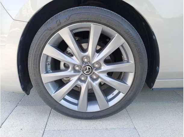 Car image 9