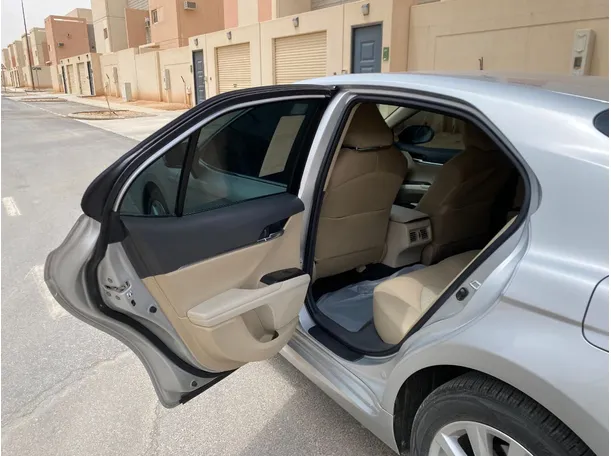 Car image 12