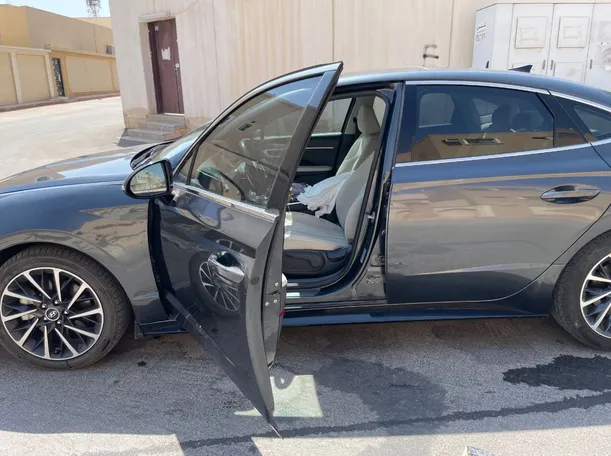 Car image 12