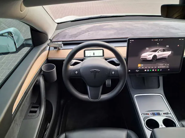 Car image 18