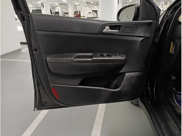 Car image 10