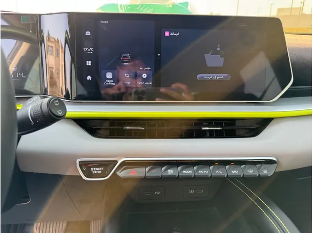 Car image 14