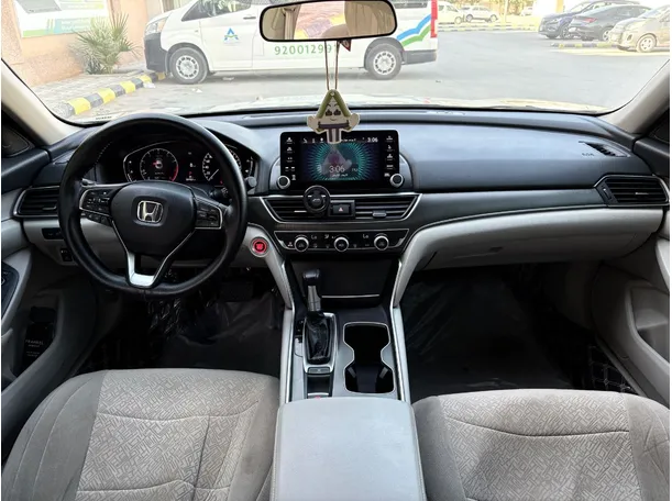 Car image 18