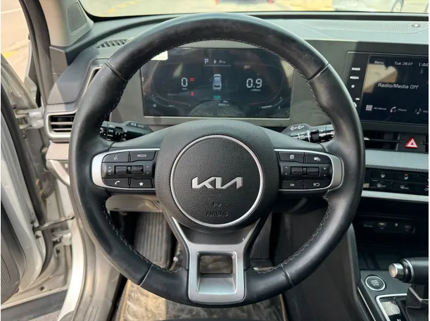 Car image 19