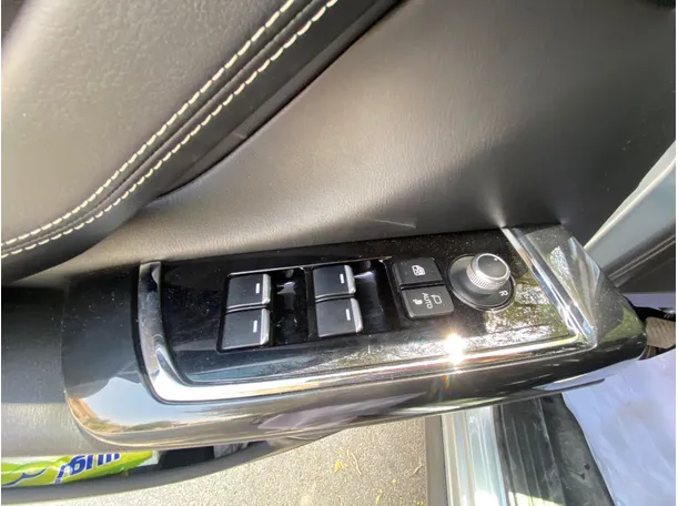 Car image 24