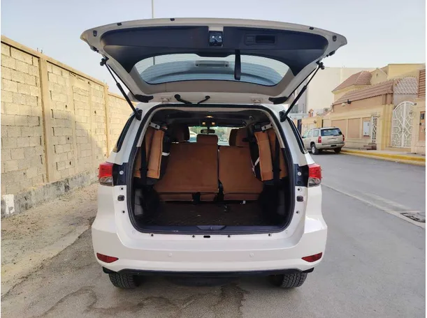 Car image 24