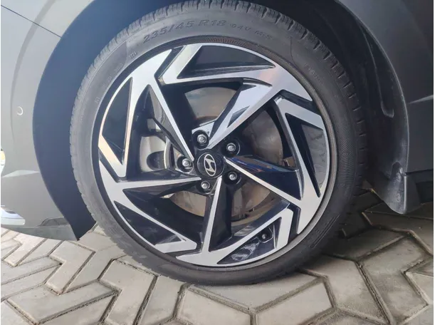 Car image 10