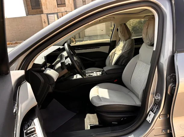 Car image 12