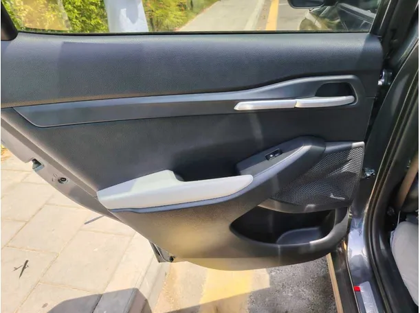 Car image 30