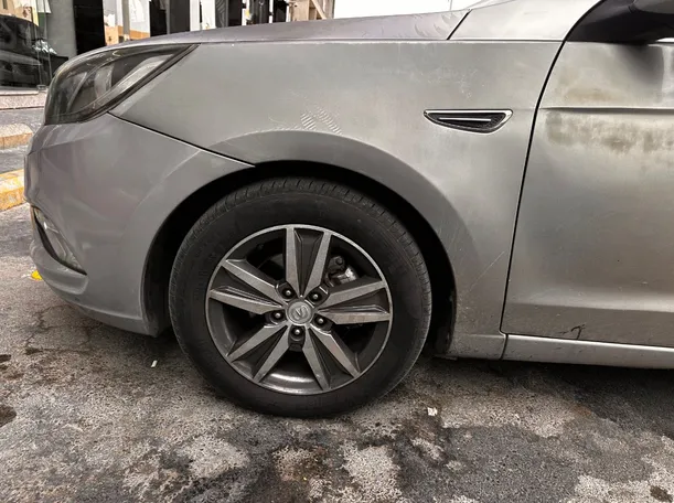 Car image 9
