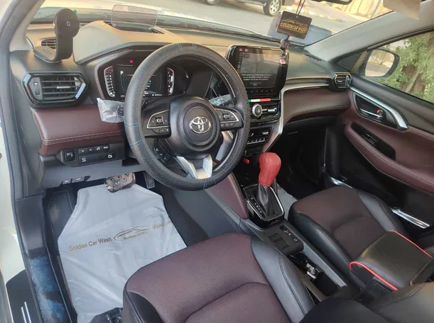 Car image 12