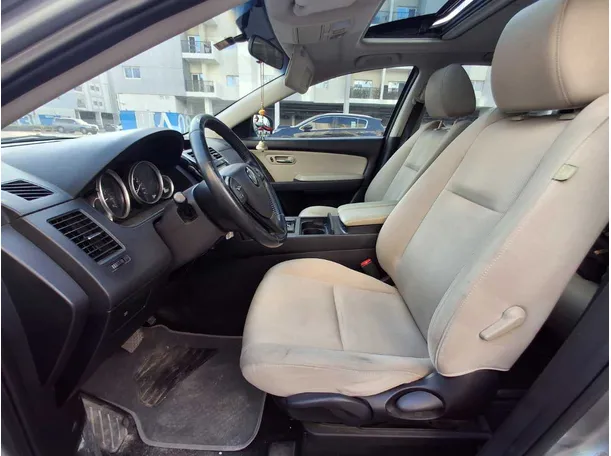 Car image 12