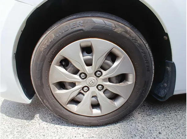 Car image 9