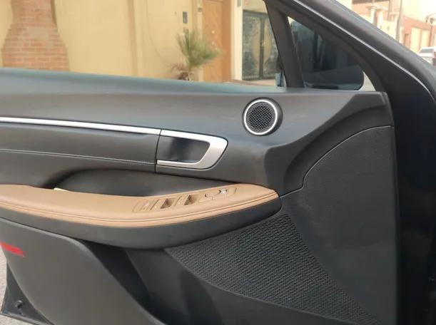 Car image 23