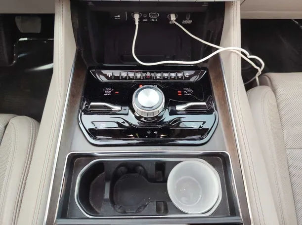 Car image 23
