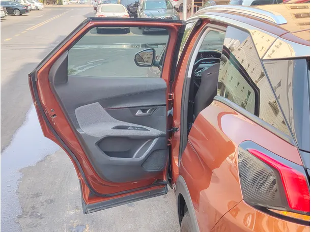 Car image 14