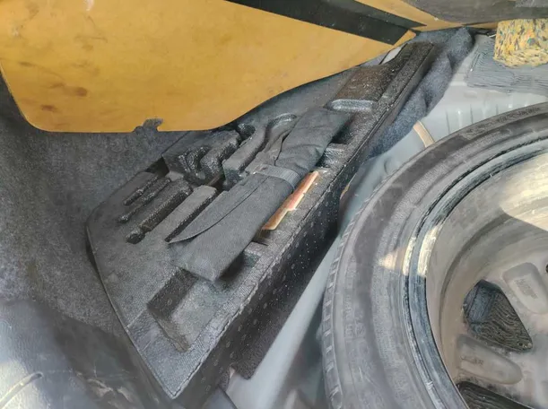 Car image 32