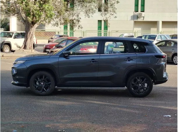 Car image 9