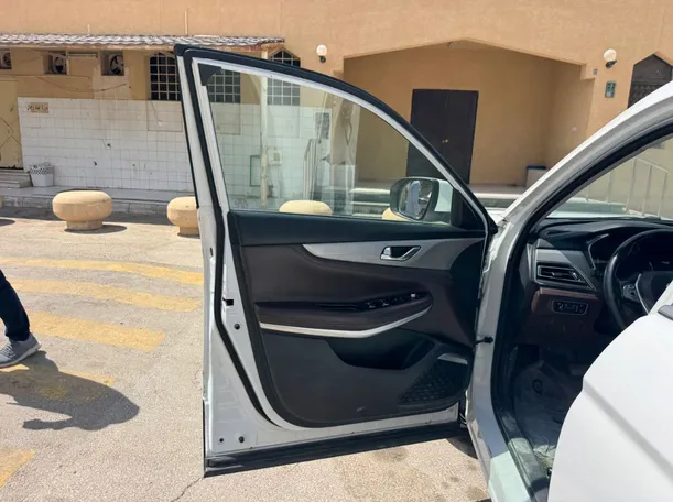 Car image 10