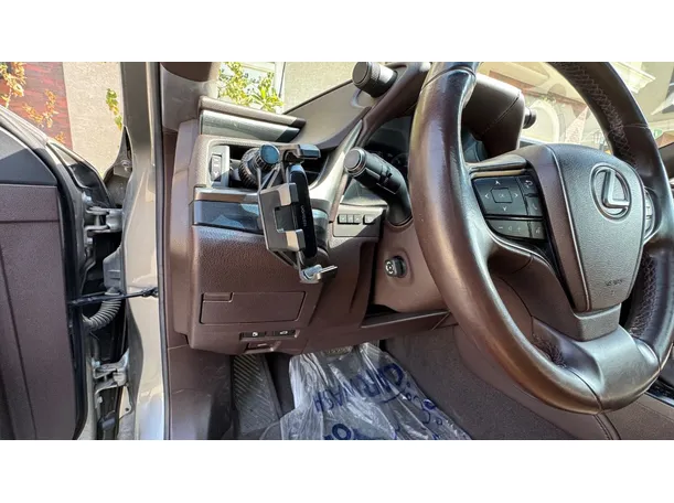 Car image 27