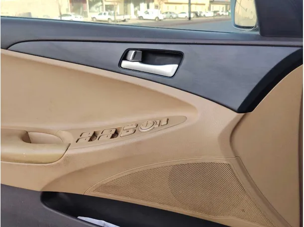 Car image 26