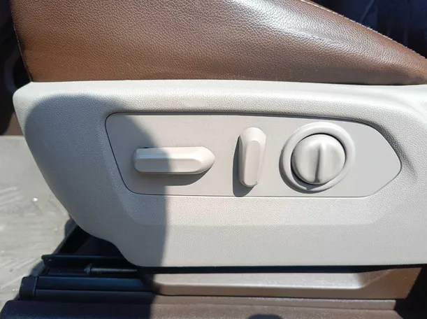 Car image 36