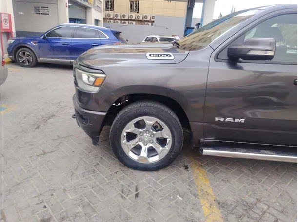 Car image 9