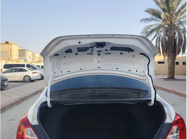 Car image 24