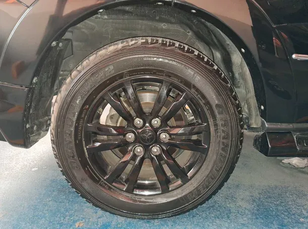 Car image 9