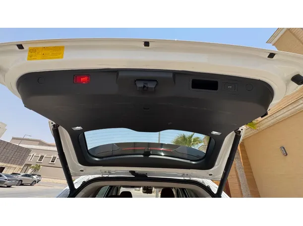 Car image 25