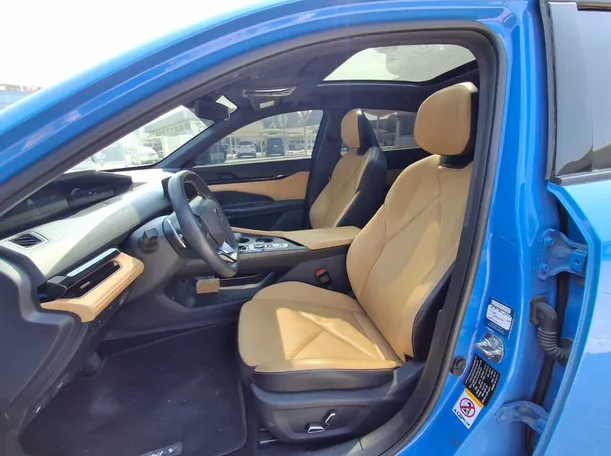 Car image 12