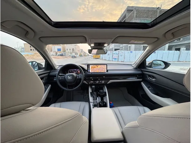 Car image 14